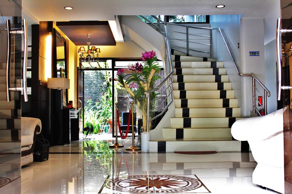 Peridot Suites Davao City Exteriör bild