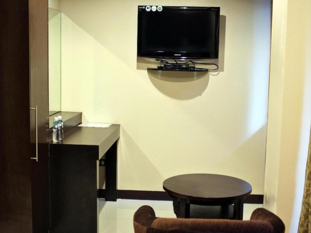 Peridot Suites Davao City Exteriör bild