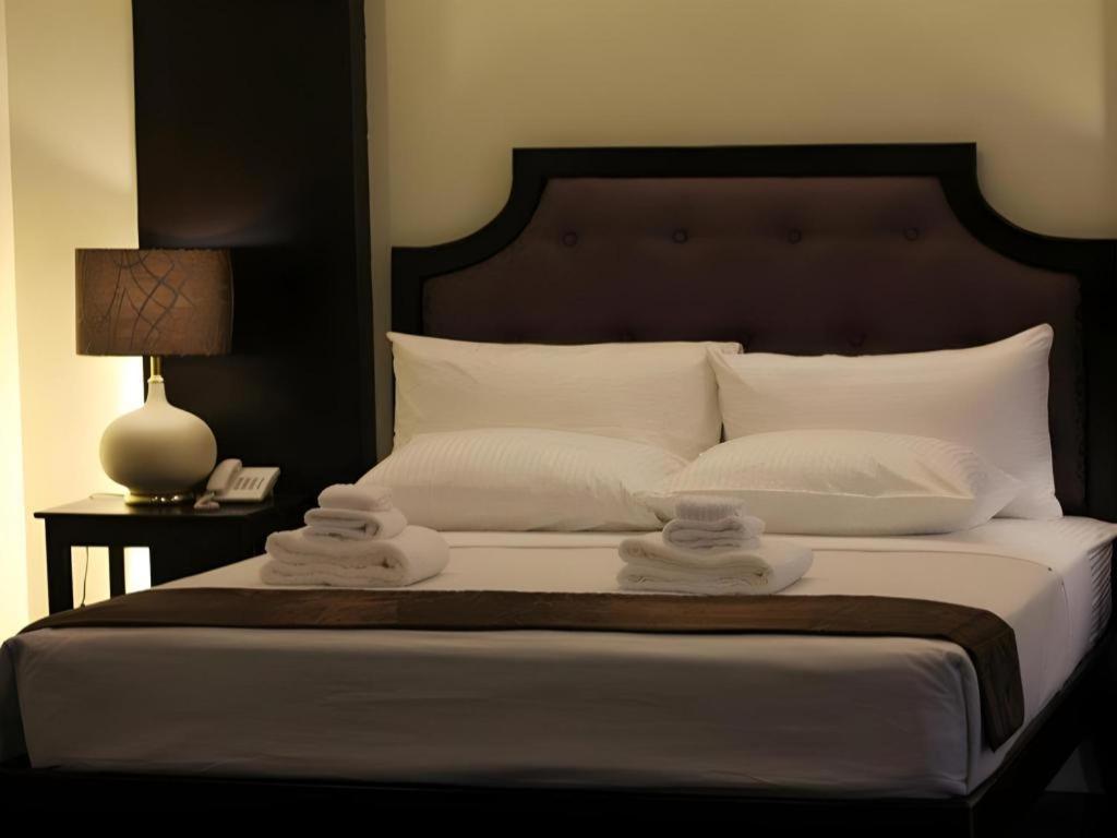 Peridot Suites Davao City Exteriör bild