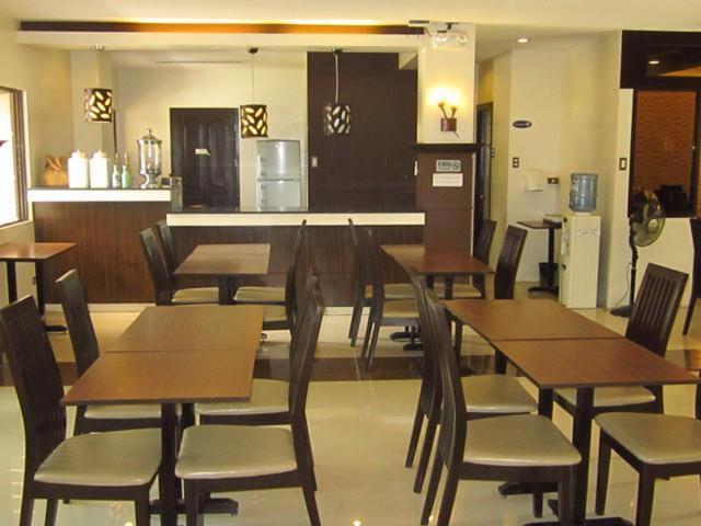 Peridot Suites Davao City Exteriör bild