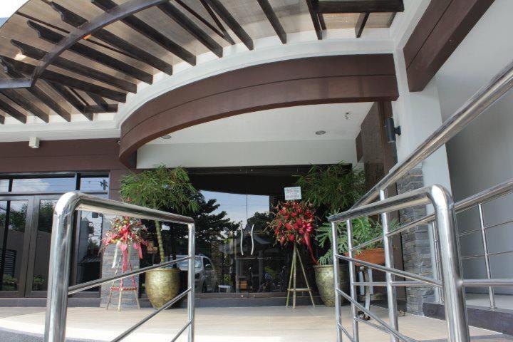 Peridot Suites Davao City Exteriör bild